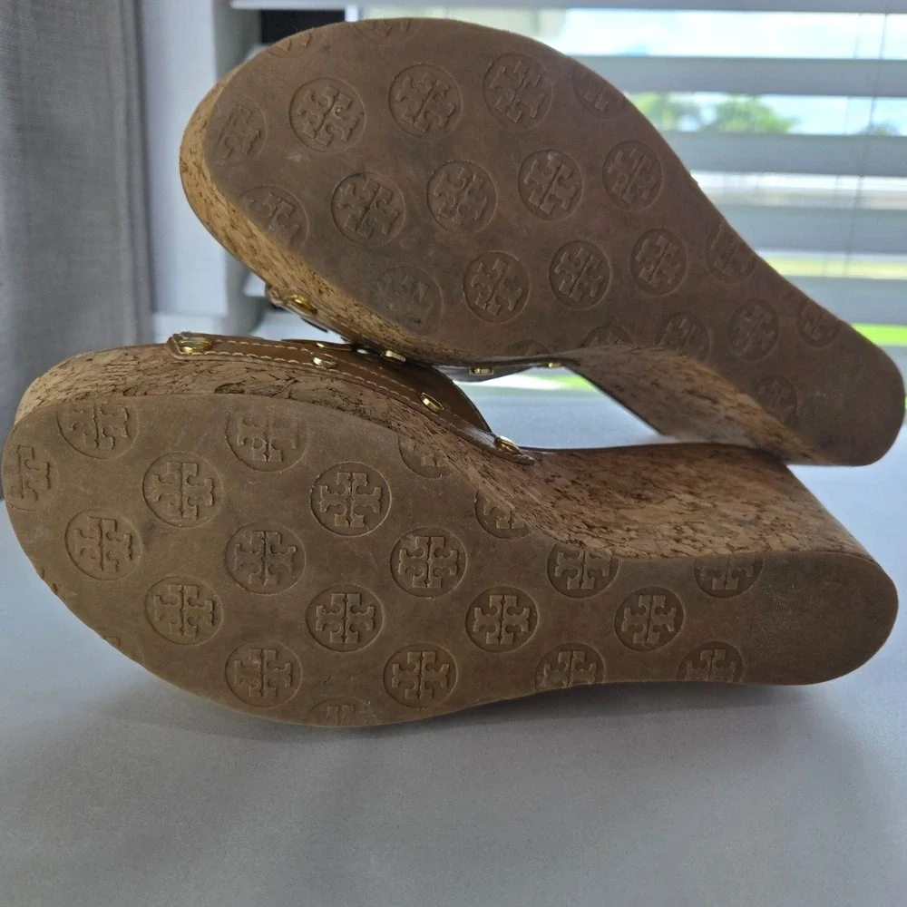 Tory Burch Size 10 Wedge Sandals Tan Patent Leather Cork Gold Logo Slides #1036